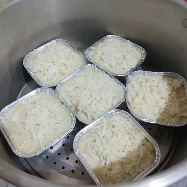 Kukus selama 25-30 menit. Angkat dan sajikan.