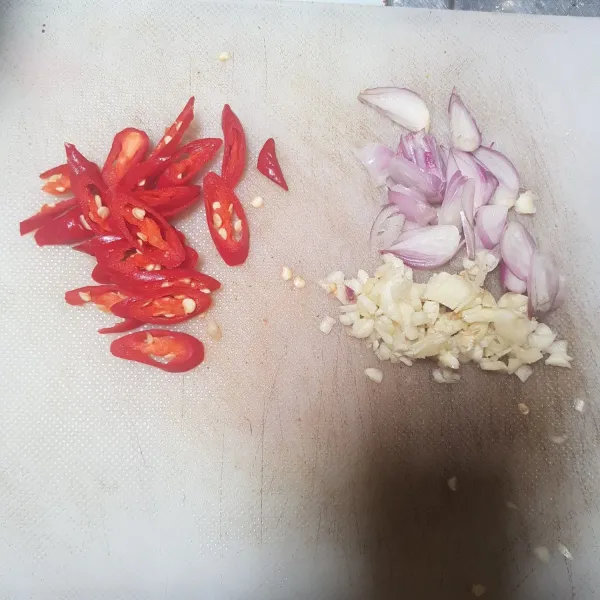 Iris bawang putih, bawang merah dan cabe merah.