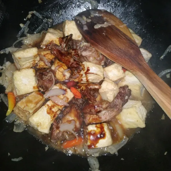 Masukan saos tiram dan juga kecap. Aduk hingga tercampur rata.