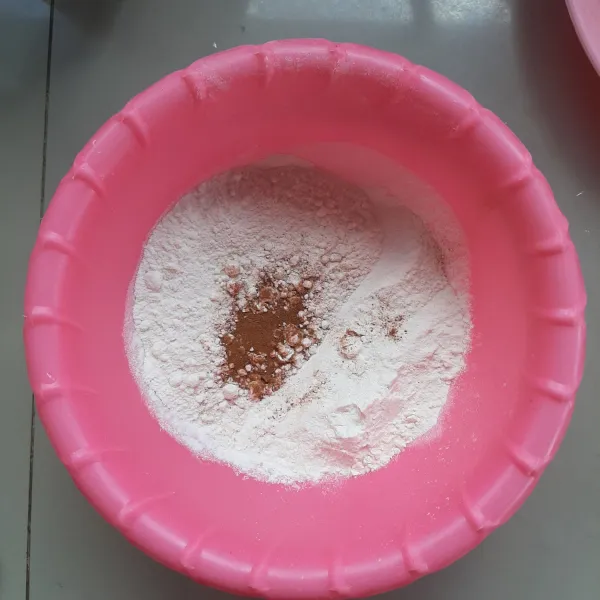 Campurkan tepung terigu, garam, baking powder, baking soda, dan kayu manis bubuk.