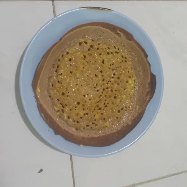 Ambil martabak, oleskan mentega selagi martabaknya masih panas. Beri toping meses dan keju atau sesuai selera. Beri SKM di bagian atas meses dan keju. Sajikan