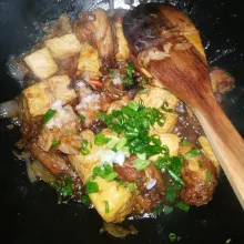 Masukan garam, gula, merica, serta daun bawang. Aduk hingga tercampur rata. Masak hingga air menyusut. Sajikan.