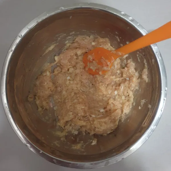 campurkan ayam giling, kuning telur, Tepung Pangko, bawang putih, bawang Bombay, garam, paprika bubuk, Merica bubuk dan Kaldu Jamur. Aduk sampai benar-benar tercampur rata.