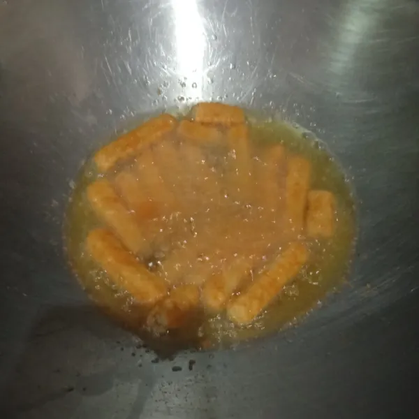 Goreng chicken nugget stik. Angkat dan sisihkan.