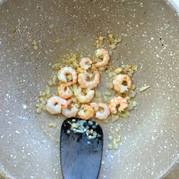 Masukkan udang, masak sampai berubah warna.