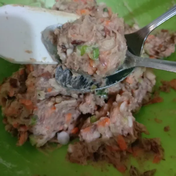 Lalu adonan bentuk bulat dengan menggunakan 2 buah sendok.