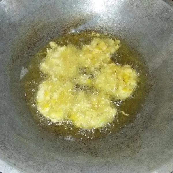 Panaskan minyak, usahakan adonan bakwan atau perkedel terendam minyak. Masukkan 1 sendok makan adonan ke dalam minyak panas (sendok agak digoyangkan ketika memasukkan adonan ke minyak panas). Masak hingga matang atau sampai permukaannya kuning keemasan. Tiriskan.