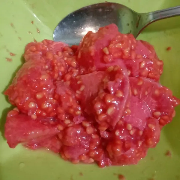 Siapkan biji jambu merah.