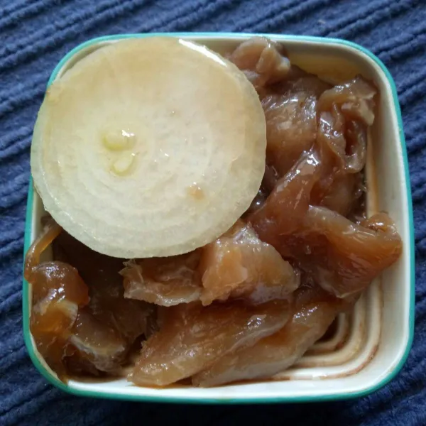 Marinasi ayam dan bawang bombay dengan kecap asin, minyak wijen dan gula, diamkan 30 menit supaya bumbu meresap.