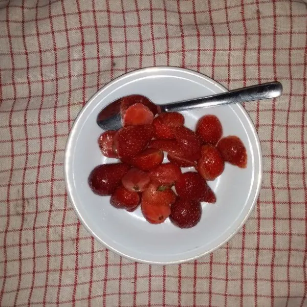 Cuci dan buang tangkai buah strawbery. Kemudian potong sesuai selera.
