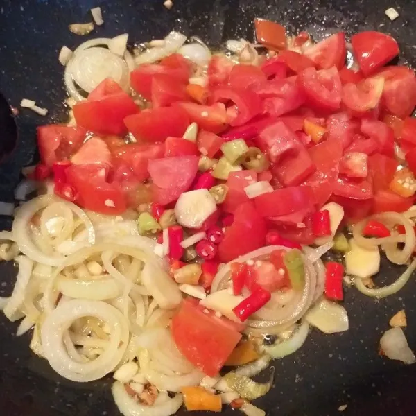 Panaskan minyak. Masukkan margarin, bawang putih dan bawang bombay. Tumis hingga layu lalu masukkan tomat, jahe, dan saos tomat. Aduk terus hingga tomat hancur.