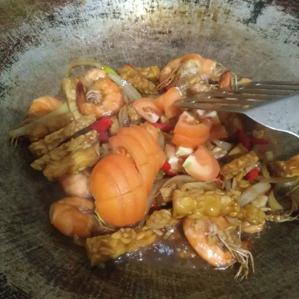 Terakhir masukkan tomat. Aduk rata, angkat.
