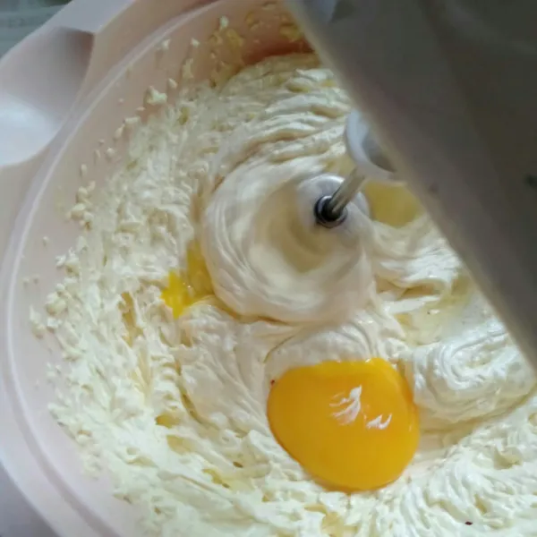 Masukkan kuning telur satu per satu aduk hingga mengembang.