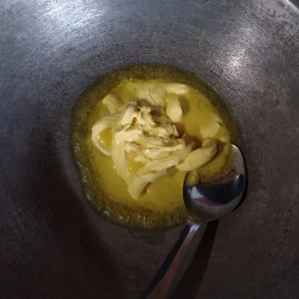 Cairkan butter hingga mencair, dinginkan.