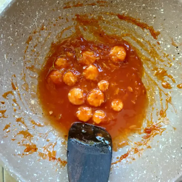 Masukkan saus tomat, garam, oregano, merica bubuk dan air. Masak sampai kuah mengental.