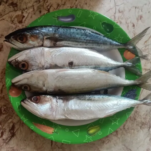 Marinate ikan dengan garam dan jeruk nipis.