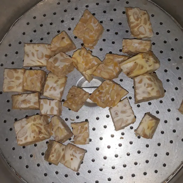 Kukus tempe sampai matang.
