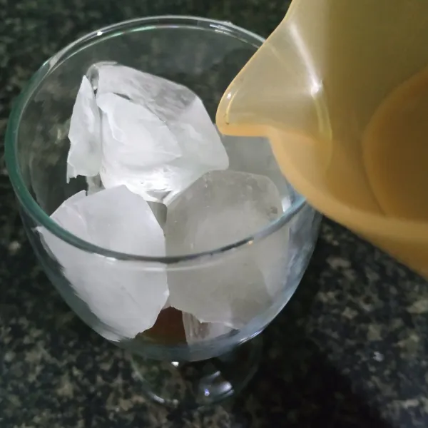 Masukkan es batu lalu tambhkan milk tea tadi