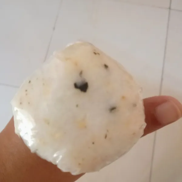 Bagi 2 bagian sama besar, lalu bulatkan dengan bantuan plastik sambil dipadatkan.