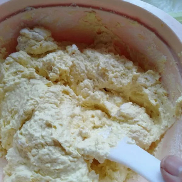 Masukkan tepung, lakukan aduk balik hingga rata. Sisihkan.