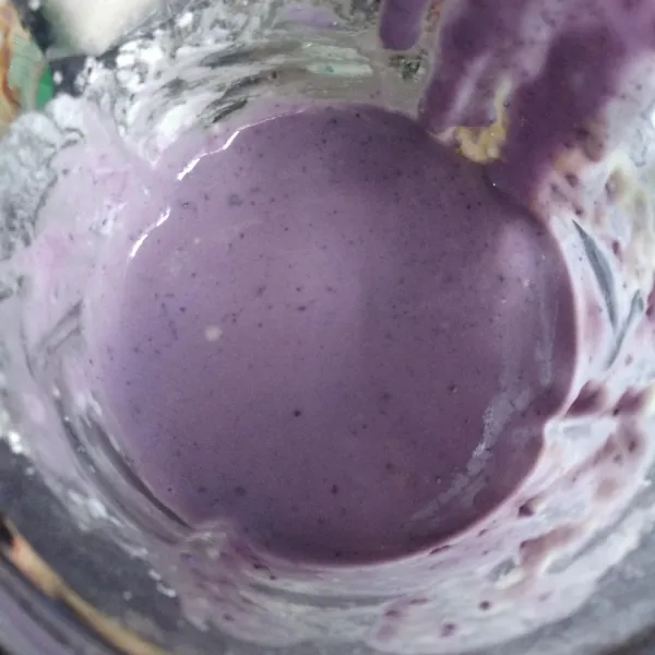 Campur semua bahan dalam blender, haluskan hingga benar-benar halus.