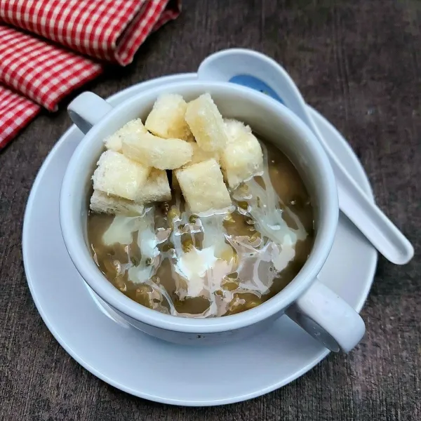Sajikan dengan roti dan topping kental manis.