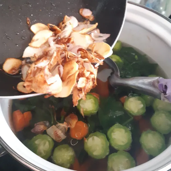 Masukkan ke dalam sayur.