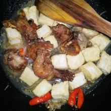 Masukan ayam, tahu, dan juga secukupnya air. Masak hingga air menyusut.