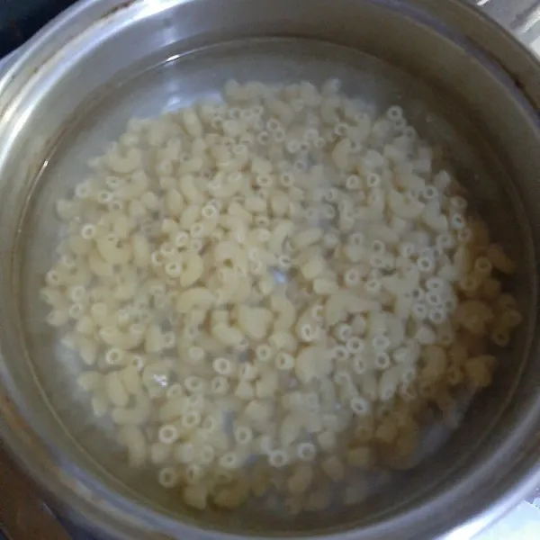 Rebus macaroni sampai matang. Angkat dan tiriskan.
