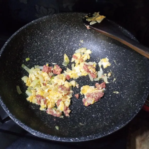 Masukkan telur dan kornet, aduk hingga membentuk orak arik.