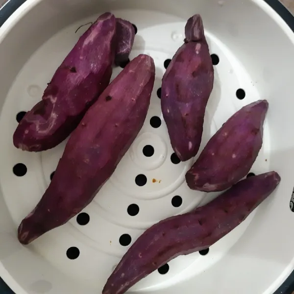 kupas dan cuci bersih ubi ungu, kemudian kukus hingga empuk. haluskan ubi ungu menggunakan garpu.