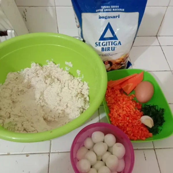 Siapkan bahan2nya.Rebus telur puyuh,kupas.