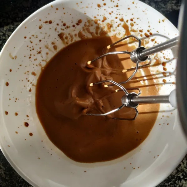 Buat dalgona: mixer kopi, air, dan gula sampai menggembang. Lalu tambhkan ke dalam box