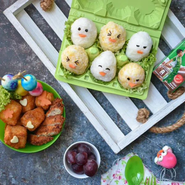 sajikan bento, bersama chicken Patty, Pom-pom Tahu, telur puyuh, dan pelengkap lainnya.