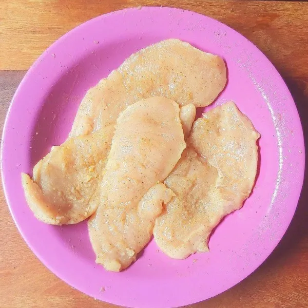 Cuci bersih ayam kemudian belah. Aku memarkan sedikit agar lebih crispy dan bumbu lebih meresap. Setelah itu siram dengan perasan jeruk nipis dan diamkan selama 15 menit lalu bilas supaya tidak amis. Berikutnya lumuri ayam dengan bawang putih bubuk, lada putih bubuk dan sedikit penyedap rasa ayam. Diamkan minimal 15 menit.