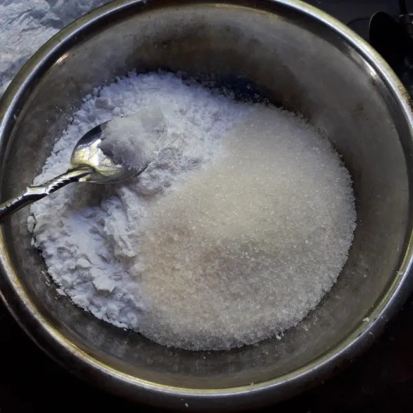 Dalam wadah masukkan tepung tapioka, gula pasir dan garam,aduk rata.