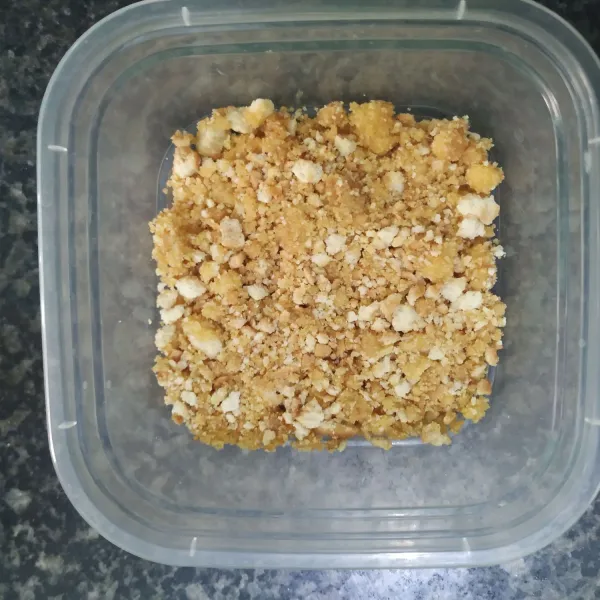 Beri mentega cair, aduk rata, lalu tuang ke dalam box