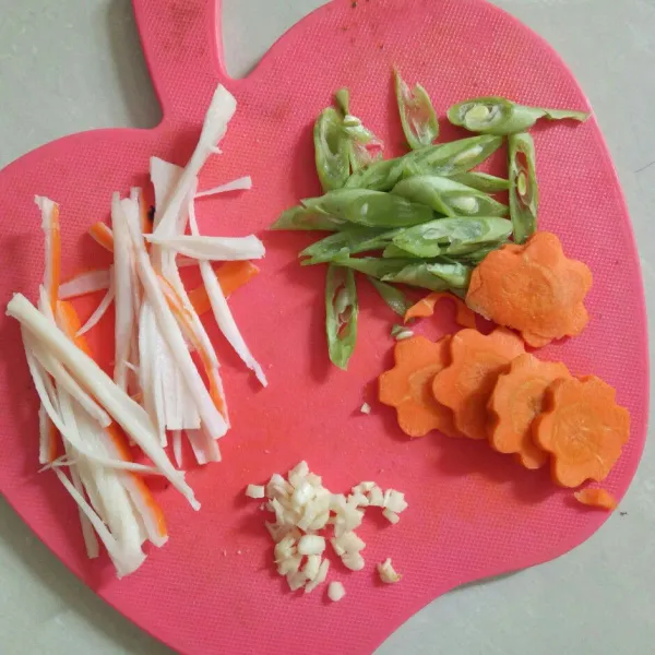 Iris tipis crab stick, iris menyerong buncis, iris wortel dan cincang bawang putih.