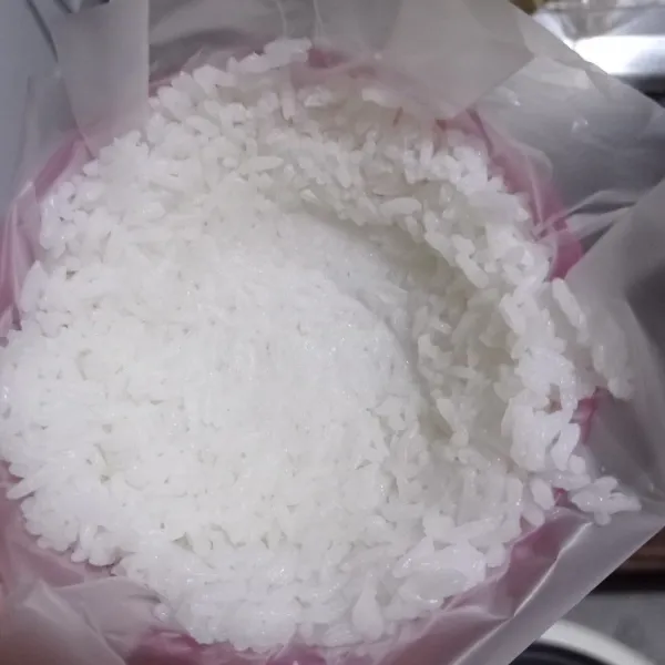 Siapkan mangkuk kecil lapisi plastik isi dengan nasi.