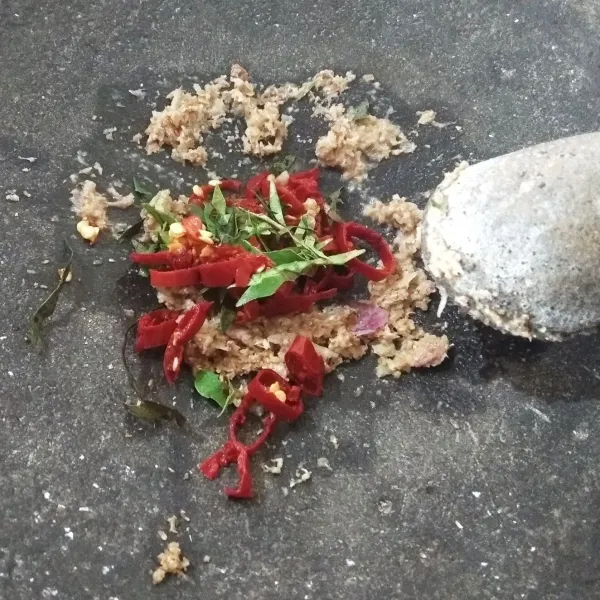 Lalu masukan cabai merah dan daun jeruk. Ulek hingga halus.