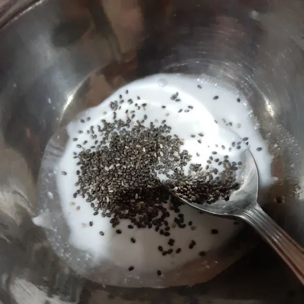 campur susu dengan biji chia. aduk rata.