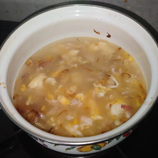 Setelah harum, masukkan air, ayam cincang & telur orak-arik secara bersamaan. Masak sampai 5 menit.
