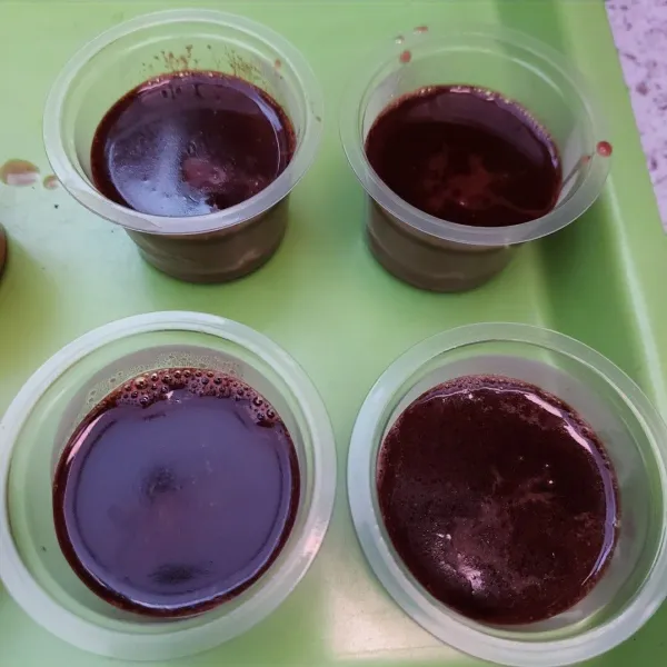 Dinginkan sebentar lalu masukkan ke cup. Biarkan set.