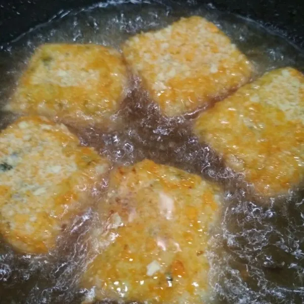 Panaskan minyak, goreng nugget hingga matang, angkat dan sajikan untuk buah hati tercinta.