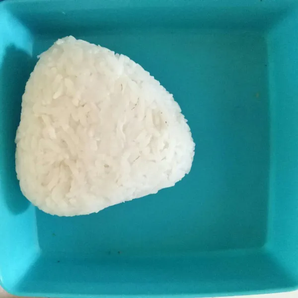 Keplkan nasi bentuk segitiga.