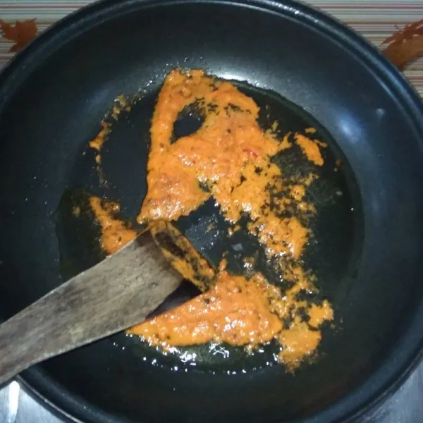Panaskan minyak, tumis bumbu halus bersama terasi sampai harum.