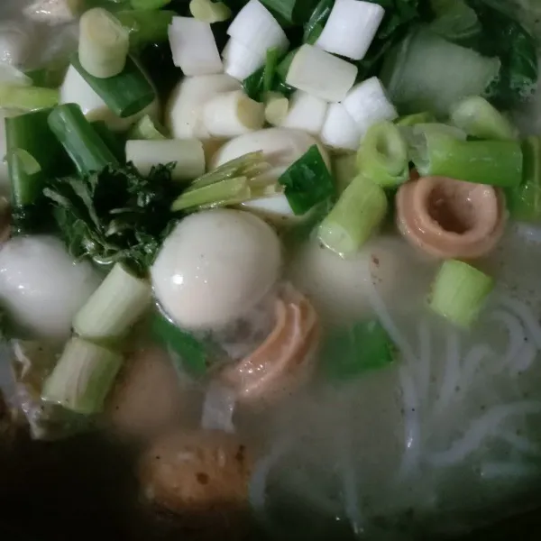 Kecilkan apinya. Masukkan garam, kaldu bubuk, gula pasir, merica bubuk, pala bubuk, soun, pakcoy, telur puyuh, bawang daun dan seledri. Lalu adu-aduk sampai rata.