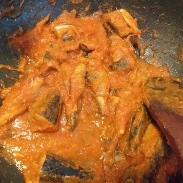 Masak lagi dipanci atau presto kurang lebih 20 menit hingga tulang ikan benar-benar lunak dan saus mengental. Matikan kompor. Tunggu hingga hangat atau dingin. Sarden rumahan sudah bisa dinikmati, Selamat mencoba.