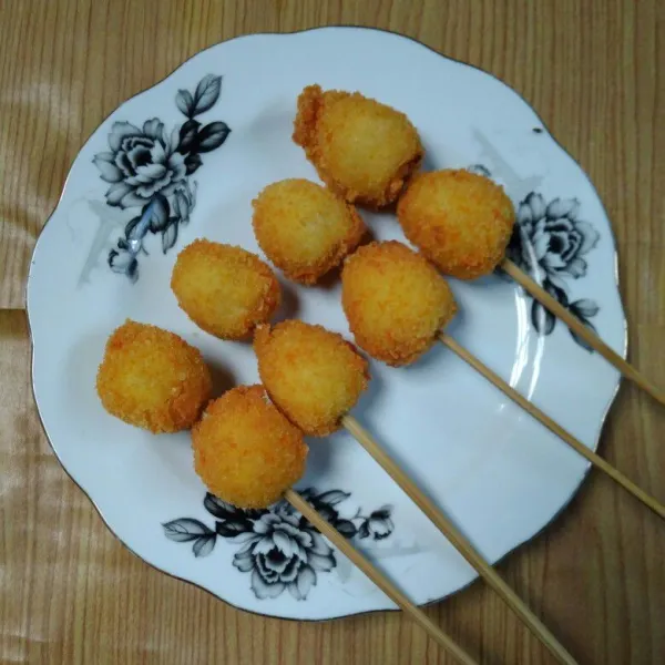 Setelah agak dingin tusuk dg tusukan sate. Sajikan