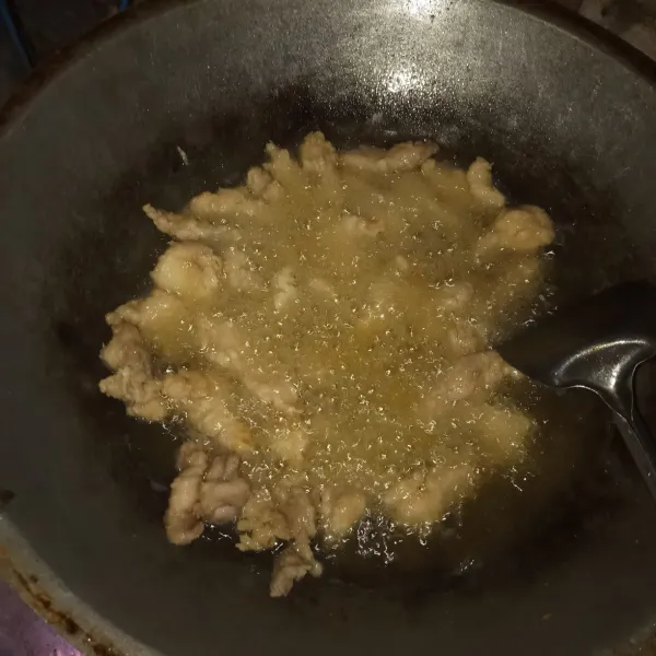 Siapkan wajan panaskan minyak lalu goreng sampai ke coklatan angkat.